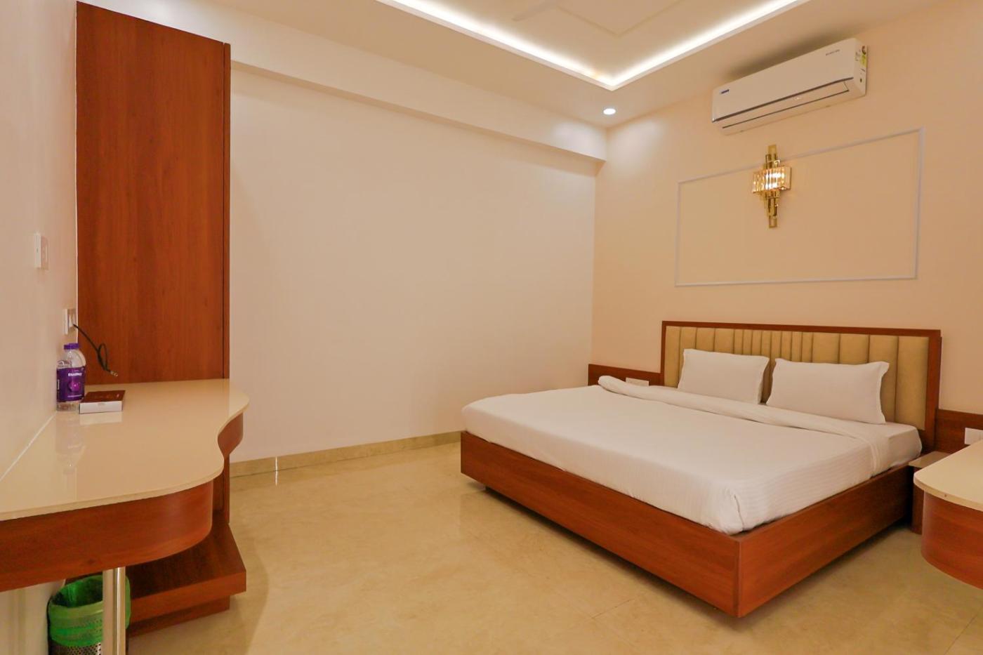 Spacious air-conditioned luxury guest room with king bed at Silver Star, Amravati